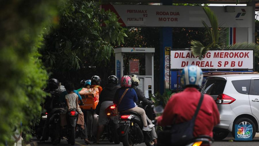 Suasana Stasiun Pengisian Bahan Bakar Umum (SPBU) Pertamina di kawasan Warung Jati Barat, Jakarta, Sabtu (1/6/2024). (վ/Faisal Rahman)