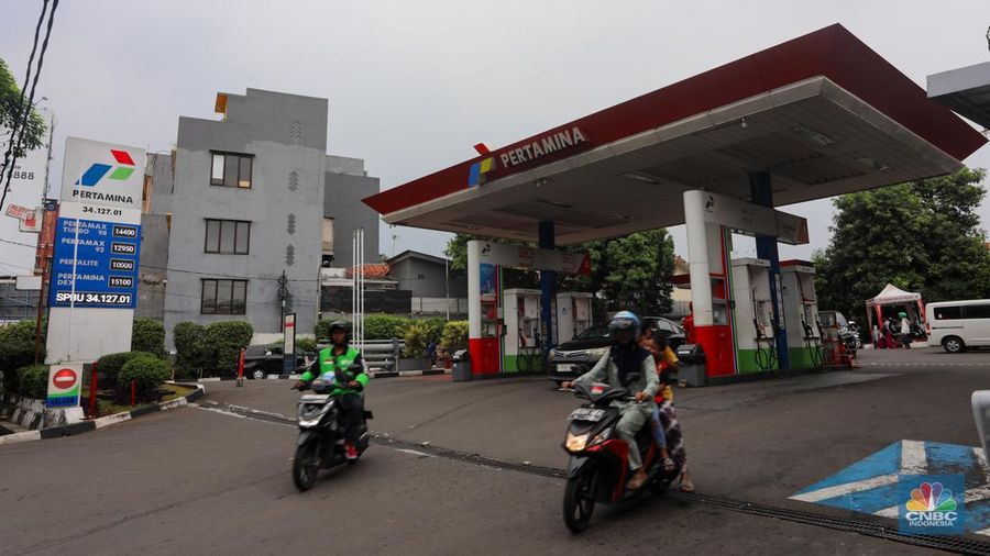 Suasana Stasiun Pengisian Bahan Bakar Umum (SPBU) Pertamina di kawasan Warung Jati Barat, Jakarta, Sabtu (1/6/2024). (²©²ÊÍøÕ¾/Faisal Rahman)