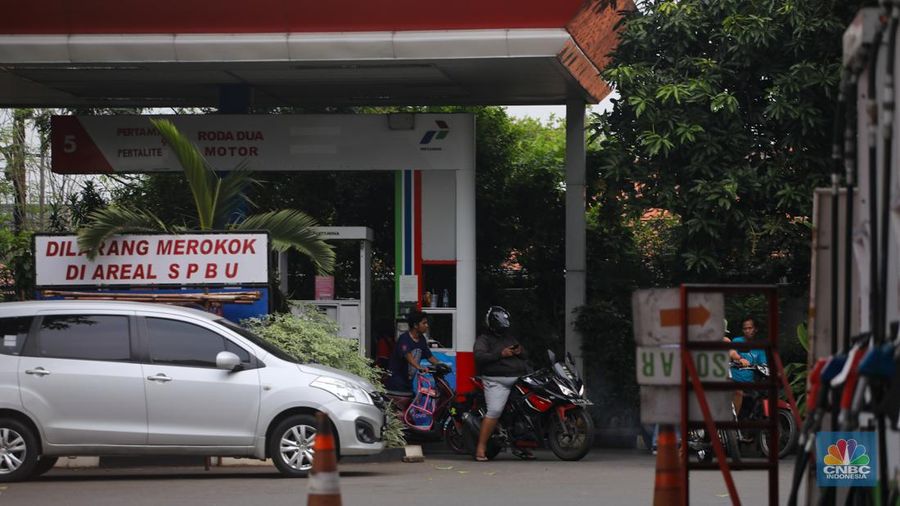 Suasana Stasiun Pengisian Bahan Bakar Umum (SPBU) Pertamina di kawasan Warung Jati Barat, Jakarta, Sabtu (1/6/2024). (²©²ÊÍøÕ¾/Faisal Rahman)