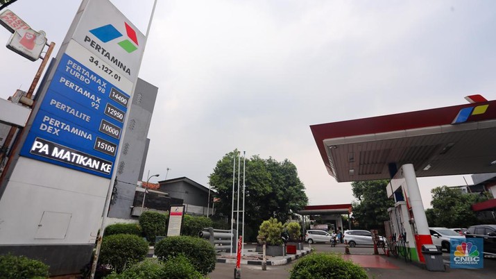 Suasana Stasiun Pengisian Bahan Bakar Umum (SPBU) Pertamina di kawasan Warung Jati Barat, Jakarta, Sabtu (1/6/2024). (CNBC Indonesia/Faisal Rahman) Suasana Stasiun Pengisian Bahan Bakar Umum (SPBU) Pertamina di kawasan Warung Jati Barat, Jakarta, Sabtu (1/6/2024). (CNBC Indonesia/Faisal Rahman)