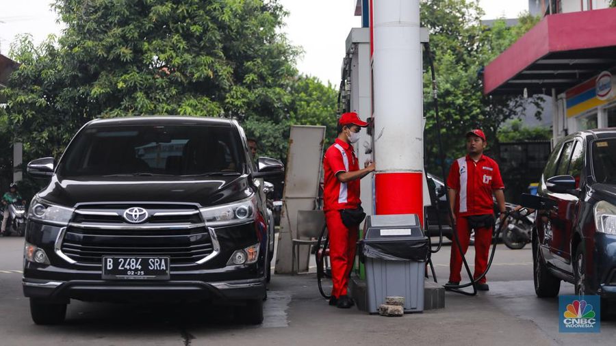 Suasana Stasiun Pengisian Bahan Bakar Umum (SPBU) Pertamina di kawasan Warung Jati Barat, Jakarta, Sabtu (1/6/2024). (CNBC Indonesia/Faisal Rahman)