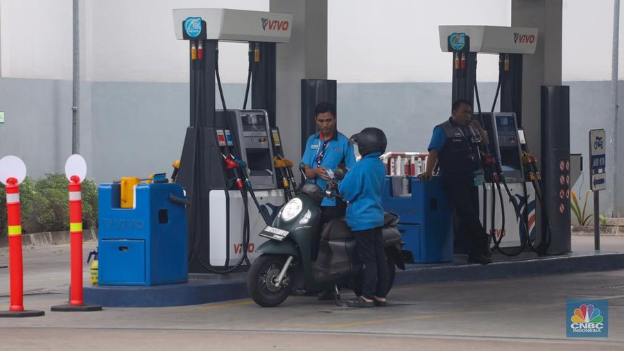 Suasana Stasiun Pengisian Bahan Bakar Umum (SPBU) VIVO di kawasan Jalan Pangeran Antasri, Jakarta, Sabtu (1/6/2024). (CNBC Indonesia/Faisal Rahman)