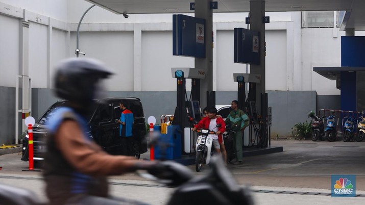 Suasana Stasiun Pengisian Bahan Bakar Umum (SPBU) VIVO di kawasan Jalan Pangeran Antasri, Jakarta, Sabtu (1/6/2024). (CNBC Indonesia/Faisal Rahman)