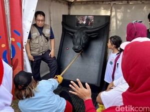 Keseruan Ibu-ibu Bandung Ikut Zumba-Tarik Tambang di Kiara Artha Park
