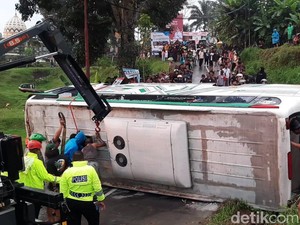 Detik-detik Bus Rombongan Warga Sleman Terguling di Ngargoyoso