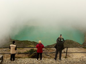 Suhu Danau Kawah Kelimutu di Ende Meningkat, Bau Belerang Menyengat