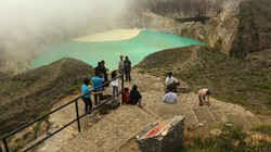 Badan Geologi Temukan Retakan di Kawah Gunung Kelimutu Usai Gempa M 7 NTT