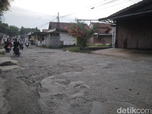 Akses Berbahaya ke Setu Petok Cirebon gegara Jalan Berlubang