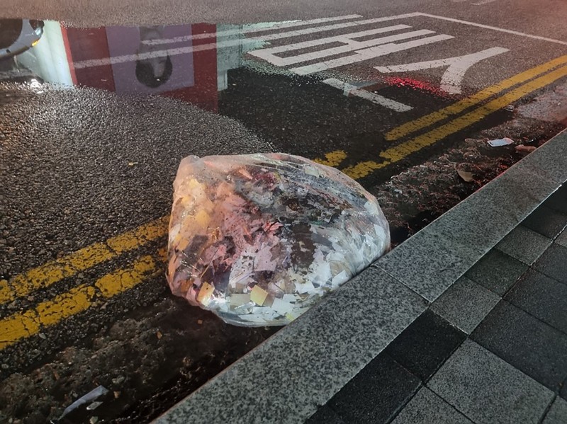 Korea Utara kembali mengirimkan balon pembawa sampah ke Korea Selatan pada tanggal 1 Juni, kata militer Korea Selatan, sehari setelah Seoul memperingatkan tindakan balasan terhadap aktivitas tersebut. (Handout / South Korean Defence Ministry / AFP) Korea Utara kembali mengirimkan balon pembawa sampah ke Korea Selatan pada tanggal 1 Juni, kata militer Korea Selatan, sehari setelah Seoul memperingatkan tindakan balasan terhadap aktivitas tersebut. (Handout / South Korean Defence Ministry / AFP)