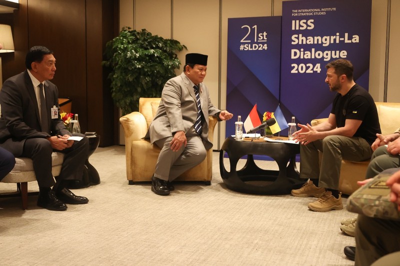 Menteri Pertahanan, Prabowo Subianto bertemu dengan Presiden Ukraina, Volodymyr Zelenskyy, di Singapura, Sabtu (1/6). (Dok Kementerian Pertahanan) Menteri Pertahanan, Prabowo Subianto bertemu dengan Presiden Ukraina, Volodymyr Zelenskyy, di Singapura, Sabtu (1/6). (Dok Kementerian Pertahanan)