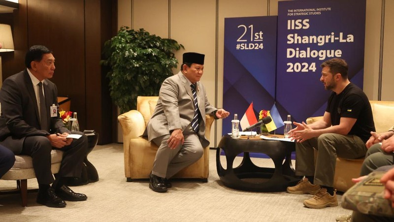 Menteri Pertahanan, Prabowo Subianto bertemu dengan Presiden Ukraina, Volodymyr Zelenskyy, di Singapura, Sabtu (1/6). (Dok Kementerian Pertahanan)