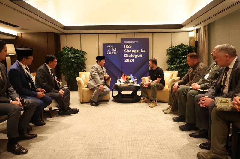 Menteri Pertahanan, Prabowo Subianto bertemu dengan Presiden Ukraina, Volodymyr Zelenskyy, di Singapura, Sabtu (1/6). (Dok Kementerian Pertahanan) Menteri Pertahanan, Prabowo Subianto bertemu dengan Presiden Ukraina, Volodymyr Zelenskyy, di Singapura, Sabtu (1/6). (Dok Kementerian Pertahanan)