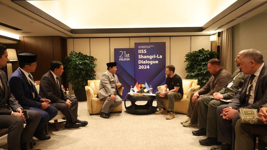 Menteri Pertahanan, Prabowo Subianto bertemu dengan Presiden Ukraina, Volodymyr Zelenskyy, di Singapura, Sabtu (1/6). (Dok Kementerian Pertahanan)