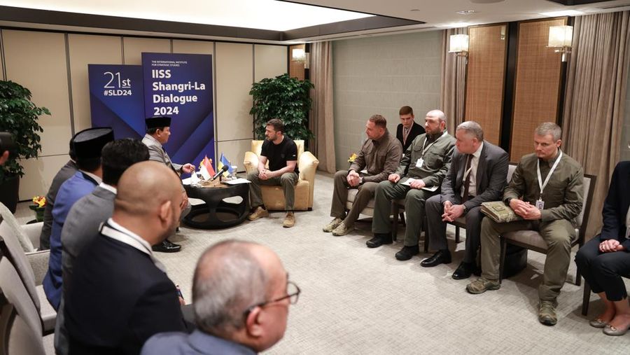 Menteri Pertahanan, Prabowo Subianto bertemu dengan Presiden Ukraina, Volodymyr Zelenskyy, di Singapura, Sabtu (1/6). (Dok Kementerian Pertahanan)