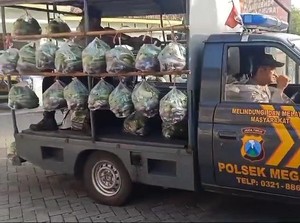 Mobil Patroli Polisi Ini Buat Heboh Emak-emak di Megaluh Jombang