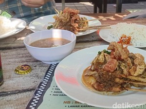Mencicipi Lawar Plek Khas Ketewel ala Pan Dodol
