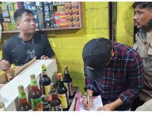 Polisi Tangkap 4 Penjual Miras di Ciawi Bogor, 228 Botol Disita