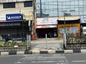 Sampah Berserakan di Jalan Margonda Depok Usai Dilanda Banjir