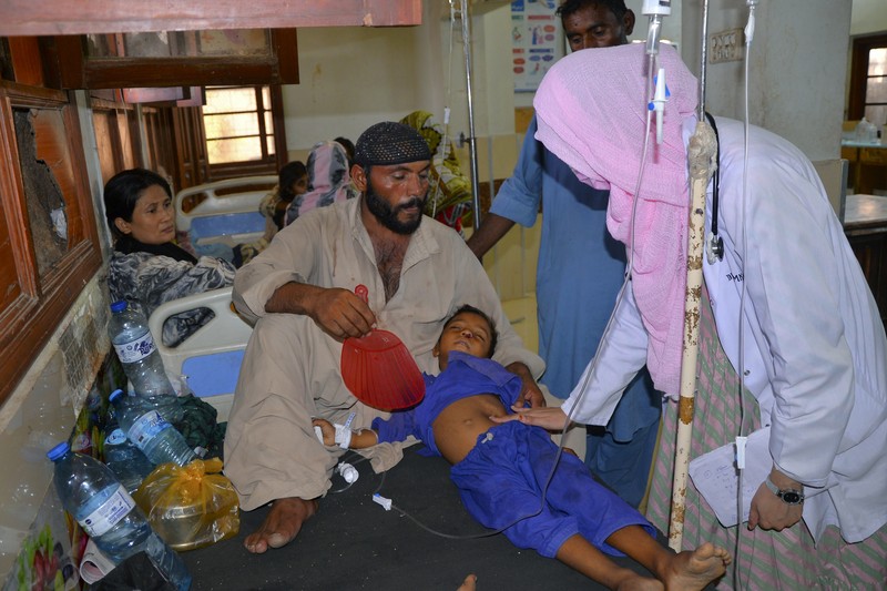 Warga bermain air saat cauca panas di Pantai Clifton, Karachi, Pakistan, Sabtu (1/6/2024). (REUTERS/Akhtar Soomro)