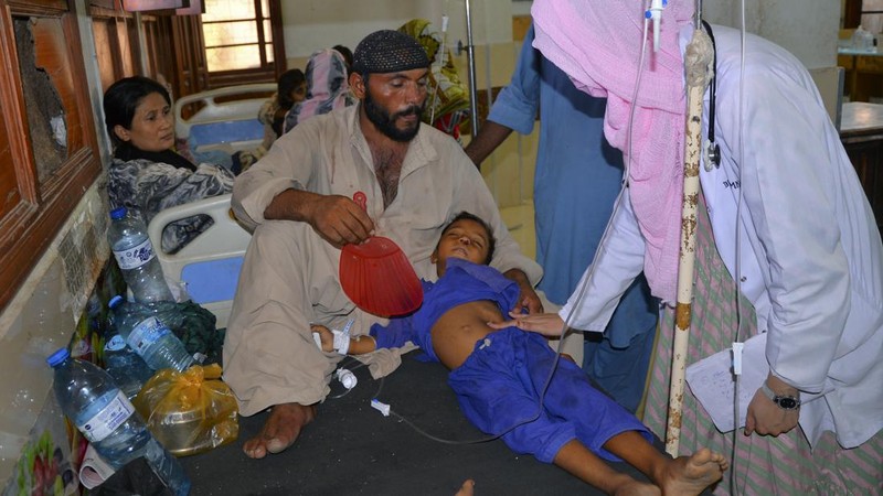 Warga bermain air saat cauca panas di Pantai Clifton, Karachi, Pakistan, Sabtu (1/6/2024). (REUTERS/Akhtar Soomro)