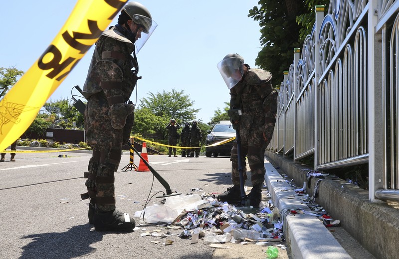 Korea Utara kembali mengirimkan balon pembawa sampah ke Korea Selatan pada tanggal 1 Juni, kata militer Korea Selatan, sehari setelah Seoul memperingatkan tindakan balasan terhadap aktivitas tersebut. (Handout / South Korean Defence Ministry / AFP)