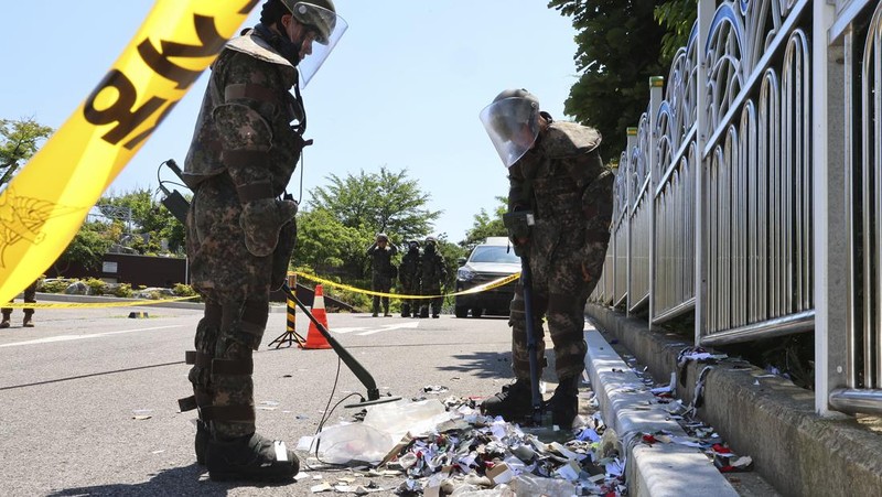Korea Utara kembali mengirimkan balon pembawa sampah ke Korea Selatan pada tanggal 1 Juni, kata militer Korea Selatan, sehari setelah Seoul memperingatkan tindakan balasan terhadap aktivitas tersebut. (Handout / South Korean Defence Ministry / AFP)