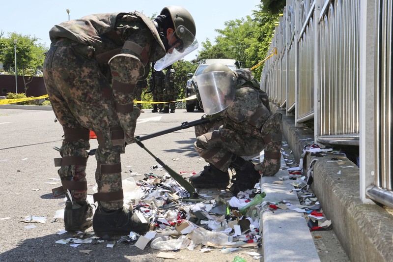 Sebuah balon yang membawa berbagai benda termasuk sampah, yang diyakini dikirim oleh Korea Utara, terlihat di laut lepas Incheon, Korea Selatan, 9 Juni 2024. (Yonhap via REUTERS)