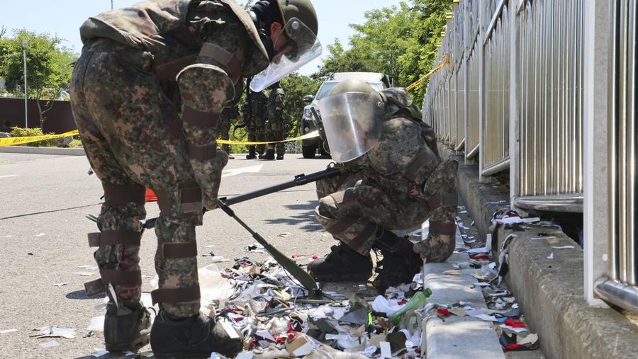 Sebuah balon yang membawa berbagai benda termasuk sampah, yang diyakini dikirim oleh Korea Utara, terlihat di laut lepas Incheon, Korea Selatan, 9 Juni 2024. (Yonhap via REUTERS)