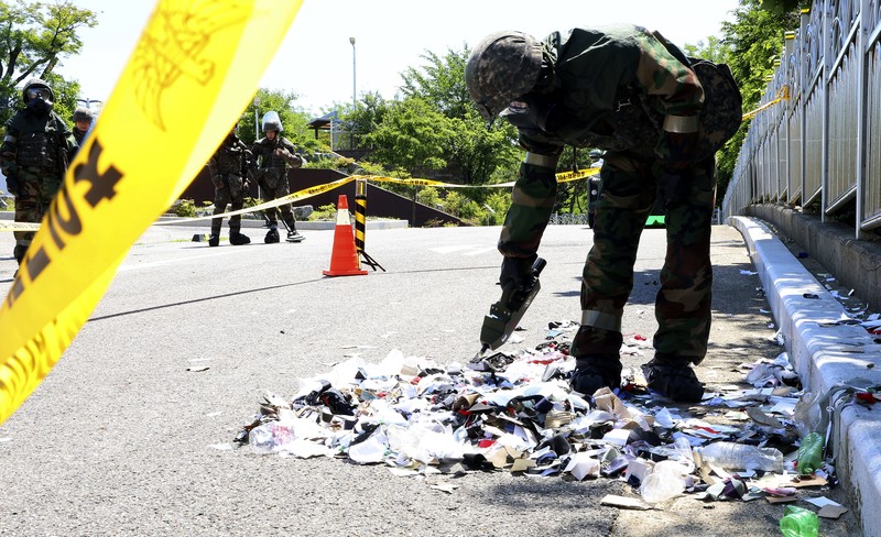 Korea Utara kembali mengirimkan balon pembawa sampah ke Korea Selatan pada tanggal 1 Juni, kata militer Korea Selatan, sehari setelah Seoul memperingatkan tindakan balasan terhadap aktivitas tersebut. (Handout / South Korean Defence Ministry / AFP)