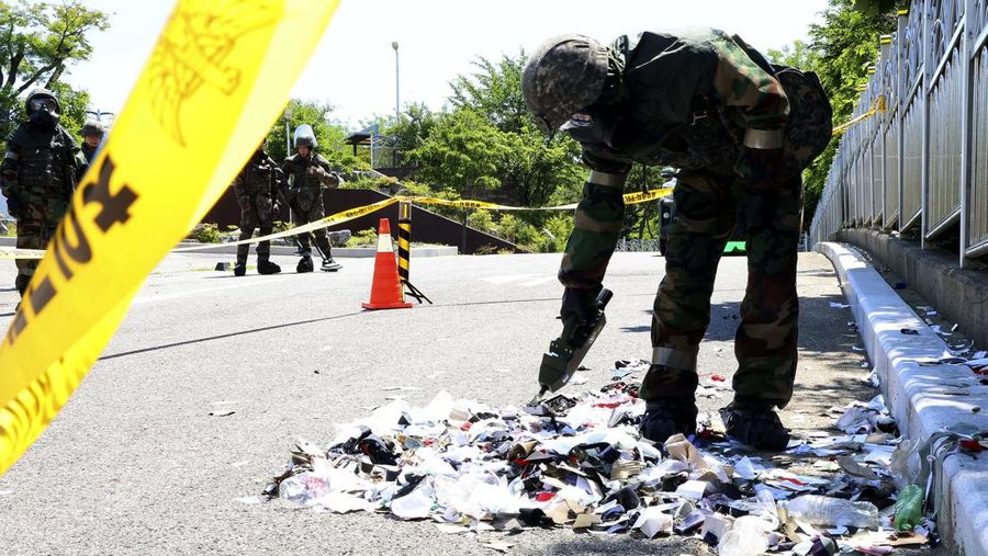 Korea Utara kembali mengirimkan balon pembawa sampah ke Korea Selatan pada tanggal 1 Juni, kata militer Korea Selatan, sehari setelah Seoul memperingatkan tindakan balasan terhadap aktivitas tersebut. (Handout / South Korean Defence Ministry / AFP)