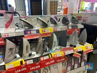 Diskon 50% + 20%, Pengunjung Borong Setrika Rp100 Ribuan di Transmart