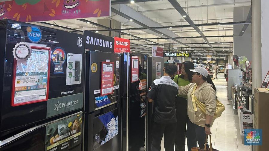 Suasana saat berlangsungnya FUll Day Sale di Transmart Kota Kasblanka, Jakarta, Minggu (2/6/2024). (CNBC Indonesia/Elga)