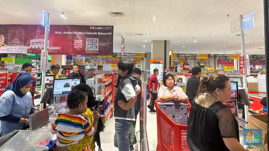 Suasana saat berlangsungnya FUll Day Sale di Transmart Kota Kasblanka, Jakarta, Minggu (2/6/2024). (CNBC Indonesia/Elga)