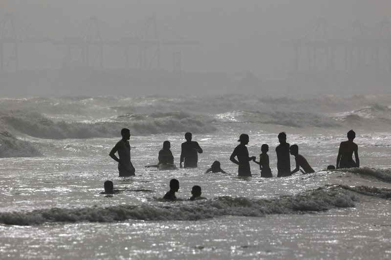 Warga bermain air saat cauca panas di Pantai Clifton, Karachi, Pakistan, Sabtu (1/6/2024). (REUTERS/Akhtar Soomro)