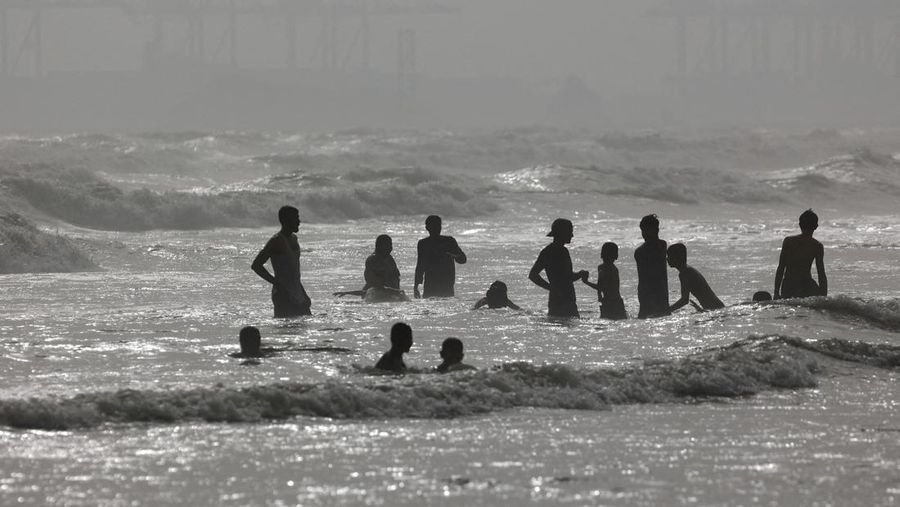 Warga bermain air saat cauca panas di Pantai Clifton, Karachi, Pakistan, Sabtu (1/6/2024). (REUTERS/Akhtar Soomro)