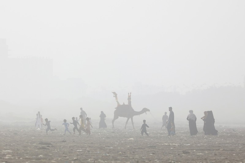 Warga bermain air saat cauca panas di Pantai Clifton, Karachi, Pakistan, Sabtu (1/6/2024). (REUTERS/Akhtar Soomro) Warga bermain air saat cauca panas di Pantai Clifton, Karachi, Pakistan, Sabtu (1/6/2024). (REUTERS/Akhtar Soomro)