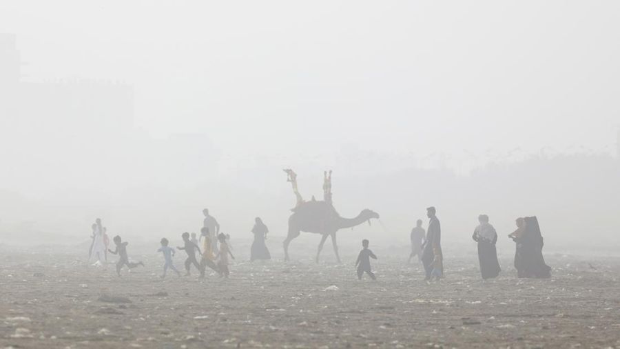 Warga bermain air saat cauca panas di Pantai Clifton, Karachi, Pakistan, Sabtu (1/6/2024). (REUTERS/Akhtar Soomro)