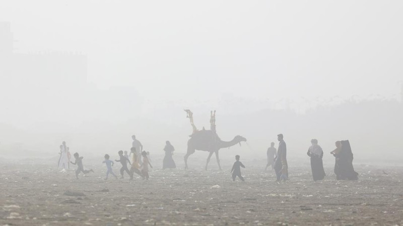 Warga bermain air saat cauca panas di Pantai Clifton, Karachi, Pakistan, Sabtu (1/6/2024). (REUTERS/Akhtar Soomro)