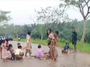 Suku Anak Dalam Blokir Jalan Pintas di Jambi, Ini Penyebabnya