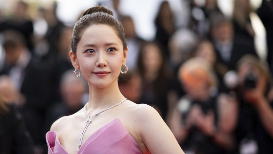 Aktor Yoona berpose di hadapan fotografer setibanya di pemutaran perdana film 'Horizon: An American Saga' di festival film internasional ke-77, Cannes, Prancis selatan, Minggu, (19/5/2024). (Photo by Scott A Garfitt/Invision/AP)