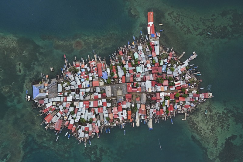 Pemandangan drone menunjukkan penduduk dan otoritas pemerintah di pulau Gardi Sugdub ketika keluarga-keluarga dari kelompok adat Guna memulai eksodus mereka dari pulau kecil itu seiring naiknya air laut yang melanda rumah-rumah, di Panama, 3 Juni 2024 dalam gambar selebaran ini. Pemandangan drone menunjukkan penduduk dan otoritas pemerintah di pulau Gardi Sugdub ketika keluarga-keluarga dari kelompok adat Guna memulai eksodus mereka dari pulau kecil itu seiring naiknya air laut yang melanda rumah-rumah, di Panama, 3 Juni 2024 dalam gambar selebaran ini. (Presidencia de Panama/Handout via REUTERS)
