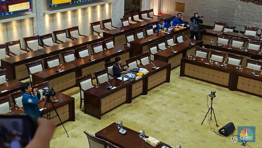 Fit and Proper Test calon tunggal Deputi Gubernur Senior Destry Damayanti oleh Komisi XI DPR RI. (CNBC Indonesia/Rosseno Aji Nugroho)