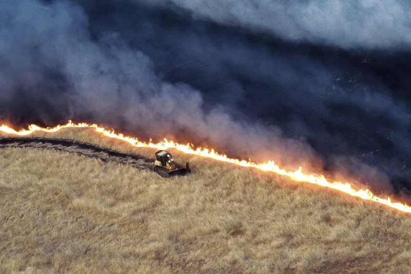 Sebuah rumah terbakar saat Kebakaran Corral di jalan Bernard dan Stearman, sebelah barat Tracy, California, Sabtu, 1 Juni 2024. Sebuah rumah terbakar saat Kebakaran Corral di jalan Bernard dan Stearman, sebelah barat Tracy, California, Sabtu, 1 Juni 2024. Departemen Kehutanan dan Perlindungan Kebakaran California, atau Cal Fire, mengatakan angin kencang memicu Kebakaran Corral yang dimulai Sabtu sore dan dilanjutkan Minggu dini hari di dekat kota Tracy, 60 mil sebelah timur San Francisco. (Kent Porter/The Press Democrat via AP)