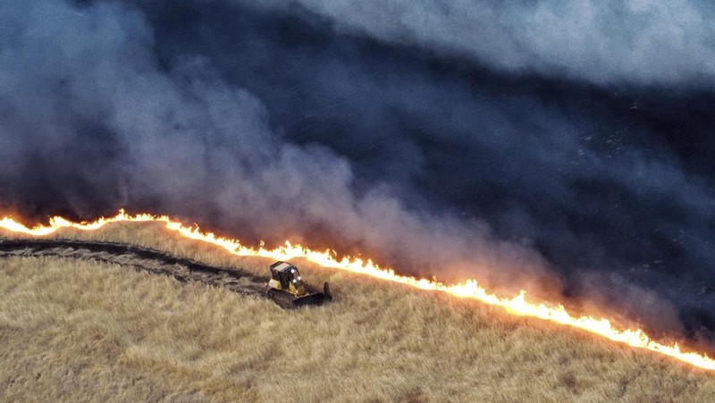 Sebuah rumah terbakar saat Kebakaran Corral di jalan Bernard dan Stearman, sebelah barat Tracy, California, Sabtu, 1 Juni 2024. Departemen Kehutanan dan Perlindungan Kebakaran California, atau Cal Fire, mengatakan angin kencang memicu Kebakaran Corral yang dimulai Sabtu sore dan dilanjutkan Minggu dini hari di dekat kota Tracy, 60 mil sebelah timur San Francisco. (Kent Porter/The Press Democrat via AP)