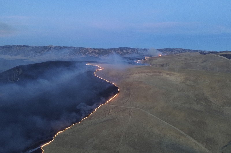 Sebuah rumah terbakar saat Kebakaran Corral di jalan Bernard dan Stearman, sebelah barat Tracy, California, Sabtu, 1 Juni 2024. Sebuah rumah terbakar saat Kebakaran Corral di jalan Bernard dan Stearman, sebelah barat Tracy, California, Sabtu, 1 Juni 2024. Departemen Kehutanan dan Perlindungan Kebakaran California, atau Cal Fire, mengatakan angin kencang memicu Kebakaran Corral yang dimulai Sabtu sore dan dilanjutkan Minggu dini hari di dekat kota Tracy, 60 mil sebelah timur San Francisco. (Kent Porter/The Press Democrat via AP)