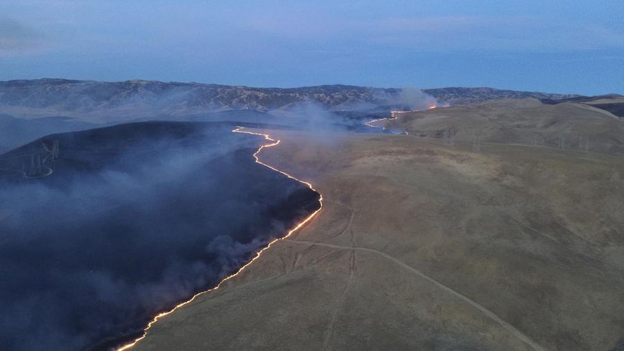 Sebuah rumah terbakar saat Kebakaran Corral di jalan Bernard dan Stearman, sebelah barat Tracy, California, Sabtu, 1 Juni 2024. Departemen Kehutanan dan Perlindungan Kebakaran California, atau Cal Fire, mengatakan angin kencang memicu Kebakaran Corral yang dimulai Sabtu sore dan dilanjutkan Minggu dini hari di dekat kota Tracy, 60 mil sebelah timur San Francisco. (Kent Porter/The Press Democrat via AP)