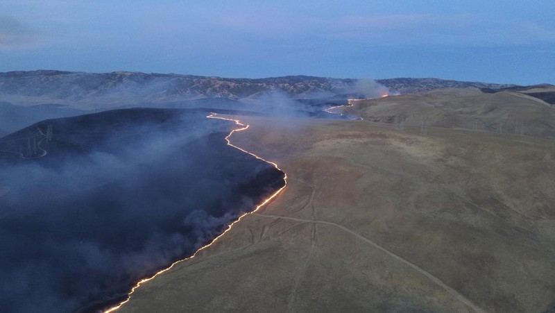 Sebuah rumah terbakar saat Kebakaran Corral di jalan Bernard dan Stearman, sebelah barat Tracy, California, Sabtu, 1 Juni 2024. Departemen Kehutanan dan Perlindungan Kebakaran California, atau Cal Fire, mengatakan angin kencang memicu Kebakaran Corral yang dimulai Sabtu sore dan dilanjutkan Minggu dini hari di dekat kota Tracy, 60 mil sebelah timur San Francisco. (Kent Porter/The Press Democrat via AP)