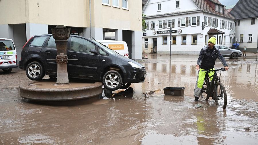 A gold selling shop is under water in a flooded street in the center of Passau in Bavaria, southern Germany, on June 4, 2024. Heavy rains from May 31, 2024 onwards have led to flooding across the southern German states of Baden-Wuerttemberg and Bavaria and that have claimed four lives so far. Thousands of people in these regions had to leave their homes. (Photo by Michaela STACHE / AFP)