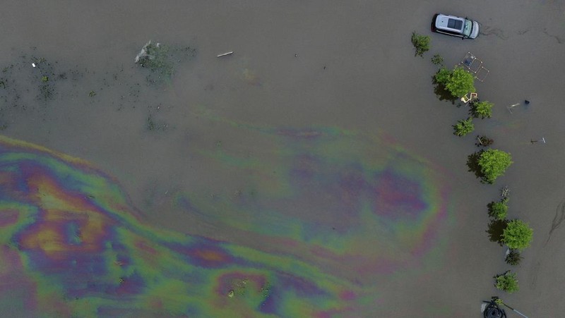 A car washed away by floodwater rests on a well, in Rudersberg, Germany, Monday, June 3, 2024. Persistent heavy rain led to widespread flooding in the southern states of Bavaria and Baden-Wuerttemberg over the weekend. (Bernd Wei'brod/dpa via AP)