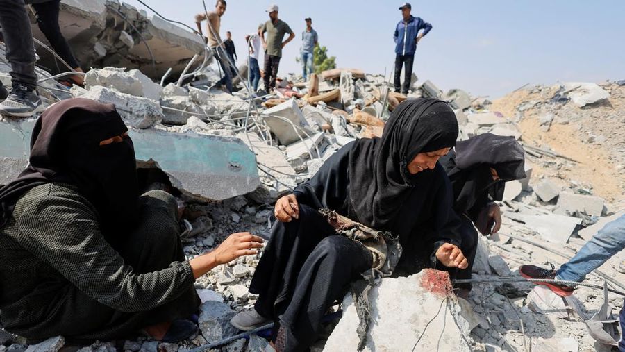 A Palestinian woman reacts to a blood stain at the site of an Israeli strike on a house amid the ongoing conflict between Israel and Hamas, in Khan Younis in the southern Gaza Strip, June 3, 2024. REUTERS/Mohammed Salem